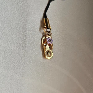NWT Gold Tone Flip Flop with Purple Flower Phone Charm - Photo 1 sur 3