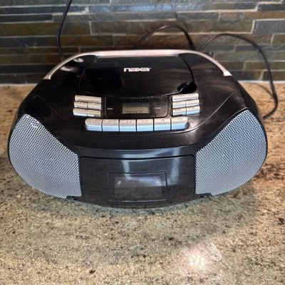 Reproductor de radio AM/FM Boombox de CD/cassette portátil NAXA Electronics NPB-268 Foto 1 de 4