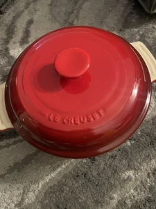 1,5 Quart Le Creuset Heritage Auflaufform und Deckel - Kirschrot (74A) - Bild 1 von 3
