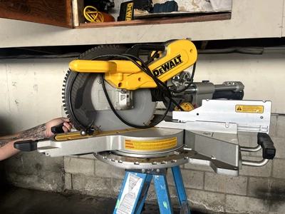 DEWALT - 15 amperios con cable 12 pulgadas Sierra ingleteadora compuesta deslizante de doble bisel, hoja Wre Foto 1 de 4