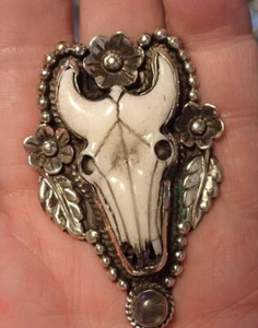 Geschnitzter Longhorn Totenkopf Ring in tibetischem Silber - Bild 1 von 3