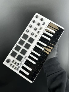 Teclado compacto y controlador de almohadilla Akai MPK Mini MKII blanco - probado - Imagen 1 de 20
