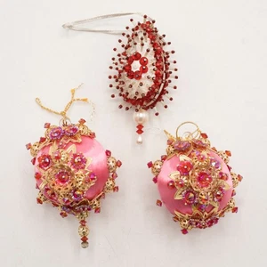 3 Vintage rosa rot ausgefallene Stecknadeln Perlen Satin Pailletten Handarbeit Weihnachtsschmuck - Bild 1 von 24