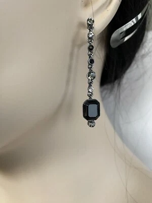 Brincos Givenchy assinados tom prata preto e cristal strass, sem costas - Imagem 1 de 4