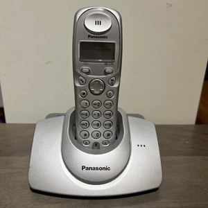 Panasonic KX-TG1100E KX-TG1102E Cyfrowy telefon bezprzewodowy z podstawą i zasilaczem - Zdjęcie 1 z 7