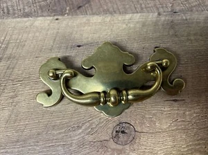 Schubladengriff in Messingoptik. 5" x 2-1/2".   Löcher 3" auseinander. NOS NEU - Bild 1 von 5