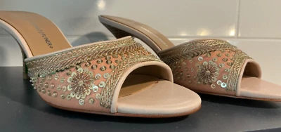 二手状况完好 Lisa 适用于 Donald Pliner Porsha 粉色 8 米金色亮片和缝合 3 英寸高跟鞋 — 第 1/4 张图片