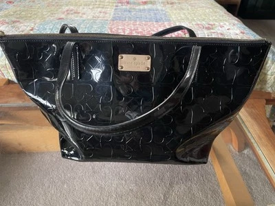 Kate Spade Quinn 压花黑桃王牌托特包黑色漆皮手提包 — 第 1/4 张图片