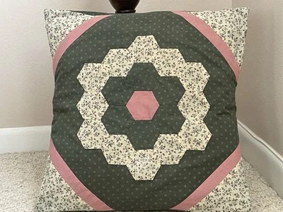 Almohada Edredón Patchwork Cottagecore 16x16.5 Verde Musgo con Rosa **Leer Foto 1 de 4