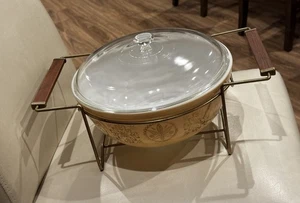 Casseruola Vintage Natale 1960 PYREX Promo Foglia Dorata 404 Coperchio 4 Qt con Culla - Foto 1 di 20