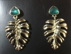 Pendientes de gota de hoja de palma AVON en tono dorado con acentos de imitación verde perforados 1 1/2"L - Imagen 1 de 5