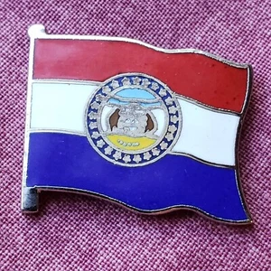 Spilla cappello bavero ricordo turistico bandiera sventolante tono argento smalto Missouri P1 - Foto 1 di 15