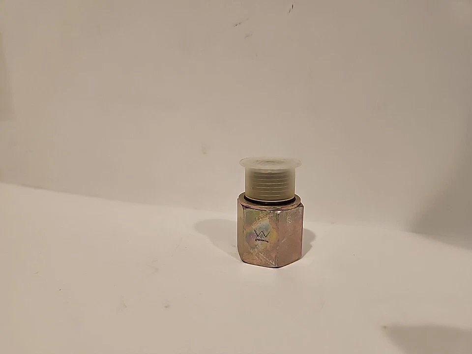 Eaton Hose Fitting S1018 M18 - Image 1 of 4