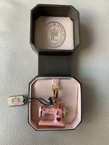 Neu mit Etikett Juicy Couture Nähmaschinenanhänger YJRU4425 - Bild 1 von 5