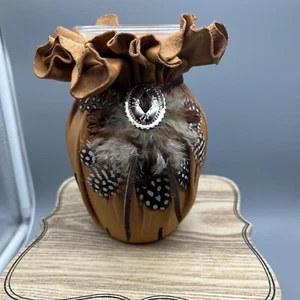 Geformte Ledervase Südwestfeder, Silber Concho Akzente & signiert OOK - Bild 1 von 8