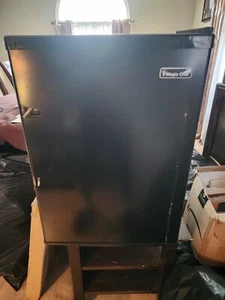 USED Magic Chef MCBR240B 2.4 Cubic Feet Refrigerator, Black - Picture 1 of 8