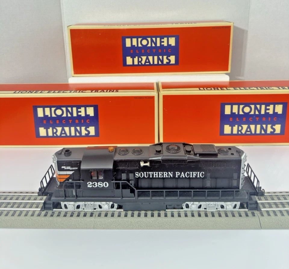 Lionel 6-18562 Southern Pacific GP-9 Locomotive & (3) Madison cars 6-19024-26 - Image 1 of 4