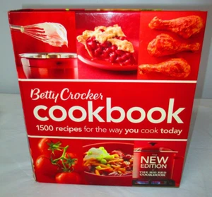Betty Crocker New Edition Big Red Cookbook Ring Binder Hardcover 1500 Recipes - Imagen 1 de 8