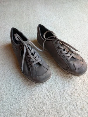 Tênis feminino de couro macio com cadarço Remonte em excelente estado usado tamanho UE 39 EUA8 - Imagem 1 de 4