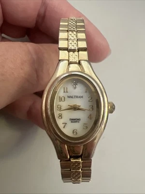 Relógio feminino Waltham quartzo diamante tom dourado oval WTH50 415 PC21 nova bateria - Imagem 1 de 4