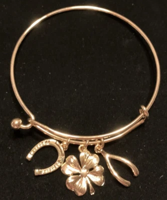 Браслет с брелоками Avon золотистый Wish Me Luck для лошади обуви поперечный рычаг четыре листа клевер - Изображение 1 из 4