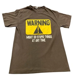 Camiseta Yellow Warning Might Do Stupid Things Gráfica Marrón Talla M S/S Camisa - Imagen 1 de 8
