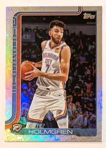 2025-26 Topps Basketball Fanatics Exclusive Logo Holo Foil Chet Holmgren #118 - Bild 1 von 2