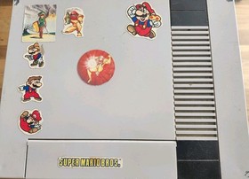 Original Nintendo  1985 NES - 001  (2) Zapper guns (2) gaming joystick (s). 