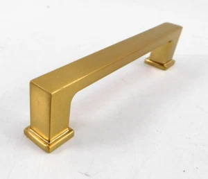 (10er-Pack) Sumner Street Hardware Chelsey 4" Satin Messing Schubladenzug RLO70284VP - Bild 1 von 6