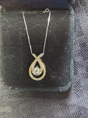 Colgante y collar con diamantes de oro amarillo blanco de 10K Foto 1 de 4