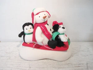 Hallmark 2007 Jingle Pals muñeco de nieve paseo en trineo musical animado perro pingüino - Imagen 1 de 3