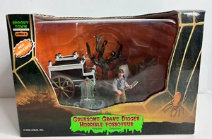 Lemax Spooky Town GRUESOME GRAVE DIGGER Halloween Decor 2005 Cemetery Retired - Picture 1 of 8