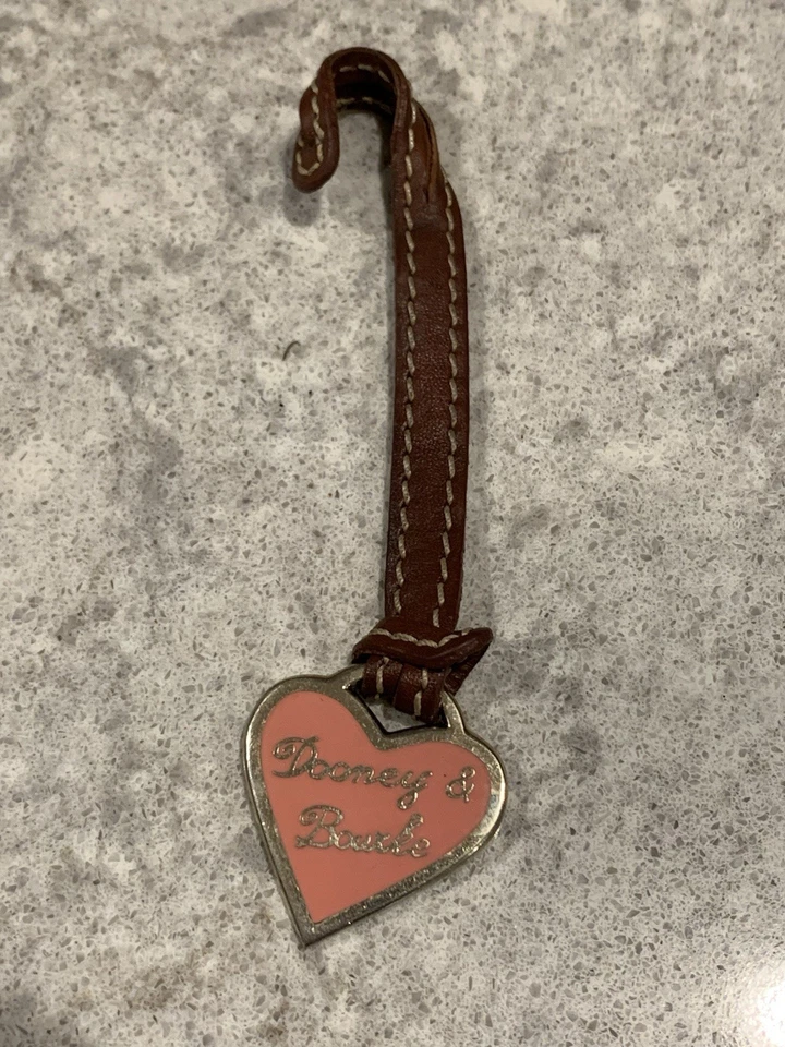 Bolso Dooney & Bourke Vintage Dorado Rosa Metal Esmalte Corazón Dije Correa Cuero Foto 1 de 4