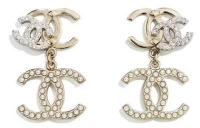 NUEVO CON ETIQUETAS 21A Auténticos Pendientes Colgantes CHANEL Clásicos Oro CC Plata Cristal Perla Foto 1 de 4