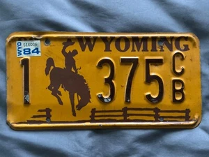 VTG 1984 Wyoming Auto License Plate Gold/Red NICE 1 375CB Bucking Horse Expired - Bild 1 von 2