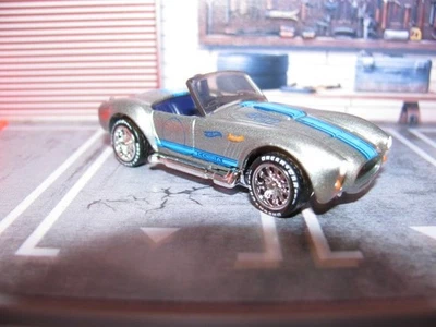 Hot Wheels Classic Shelby Cobra 2025 vintage plateado, con cambio de rueda de pilotos reales Foto 1 de 4