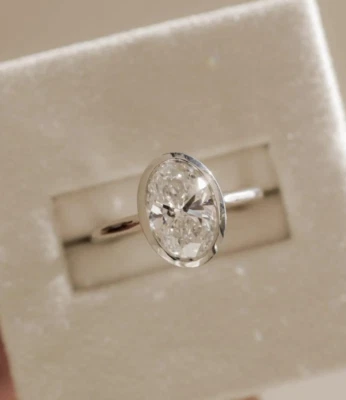 Anillo de compromiso solitario de diamantes creado en laboratorio ovalado de 2 quilates enchapado en oro blanco de 14 k Foto 1 de 4