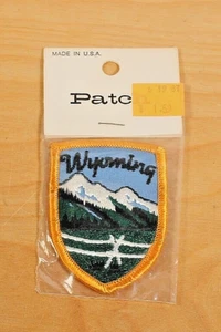 Parche bordado recuerdo Wyoming WY Mountains 2"x 2 3/4" - Imagen 1 de 2