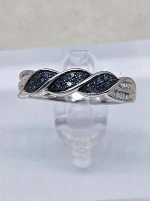 Anillo de diamantes azules y blancos de oro blanco de 9kt talla K1/2 (2,63 g) Foto 1 de 4