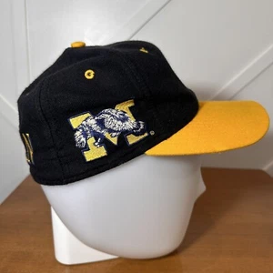 Cappello da baseball uomo University Michigan Wolverines aderente nero giallo Bill - Foto 1 di 7
