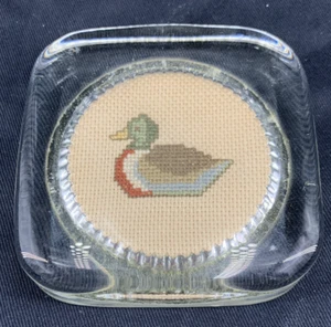 Presse papier en verre canard à aiguilles 3,25" carré vintage - Photo 1/7