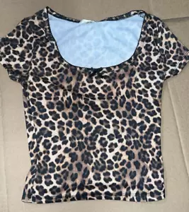 J IS FOR JUSTIFY Leopard Print SHIRT Round-Neck Short Sleeve TOP SIZE M NEW - Picture 1 of 2