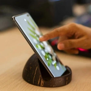 Porta cellulare/supporto in legno con guscio di cocco ecologico fatto a mano - Foto 1 di 5