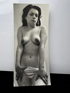 Foto PIN UP VINTAGE de niña de los años 50 arriesgada en blanco y negro original desnuda #210 - Imagen 1 de 2