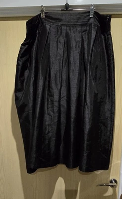 Falda Original Lindy Bop Negra Efecto Satinado Caja Plisada Talla 26 Talla Grande Foto 1 de 4