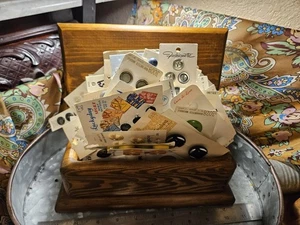 DE COLECCIÓN MADERA MACIZA 10"x4" PECHO QUE CONTIENE MÁS DE 100 TARJETAS DE BOTÓN VINTAGE - Imagen 1 de 5