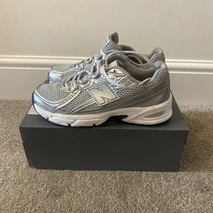 New Balance 740. U740SG2. Unisex. Box ohne Deckel. UK Größe 8 EU 42 Grau/Silber - Bild 1 von 11