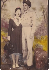 VINTAGE PHOTO BOOTH - SOUVENIR/ARCADE - YOUNG MILITARY MAN AND HIS PRETTY GIRL - Bild 1 von 1