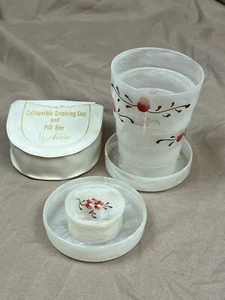 Taza de beber plegable y caja de píldoras Novo de colección en estuche diseño pintado floral - Imagen 1 de 10