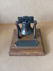 Vintage Penncraft Metal Liberty Bell 4 juillet 1776 avec base et plaque en bois